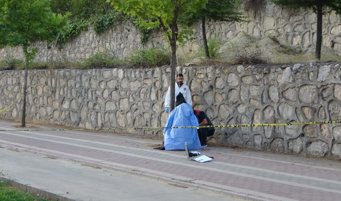 Malatya’nın Battalgazi ilçesinde 45 yaşındaki iş adamı iple ağaca asılı