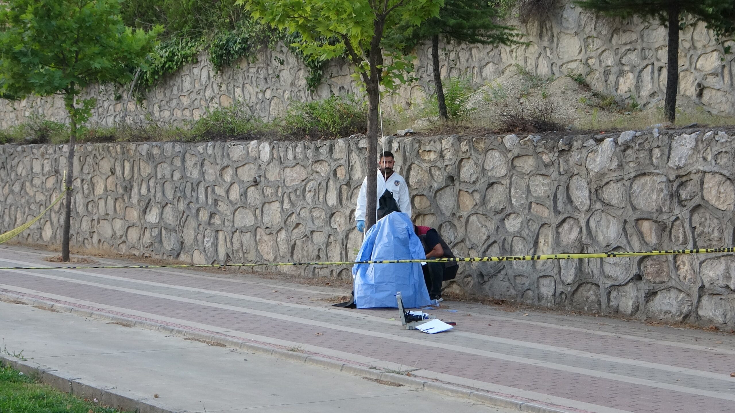 Malatya’nın Battalgazi ilçesinde 45 yaşındaki iş adamı iple ağaca asılı
