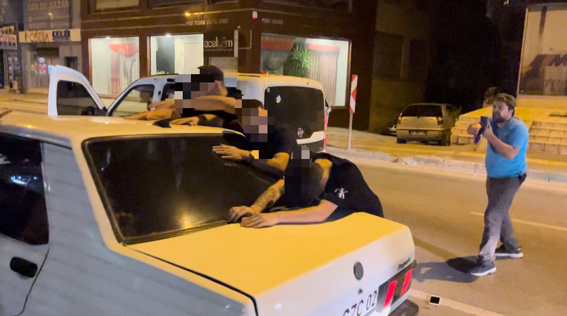 Bursa’da polis ekipleri şüpheli Tofaş Şahin marka bir otomobile ‘dur’