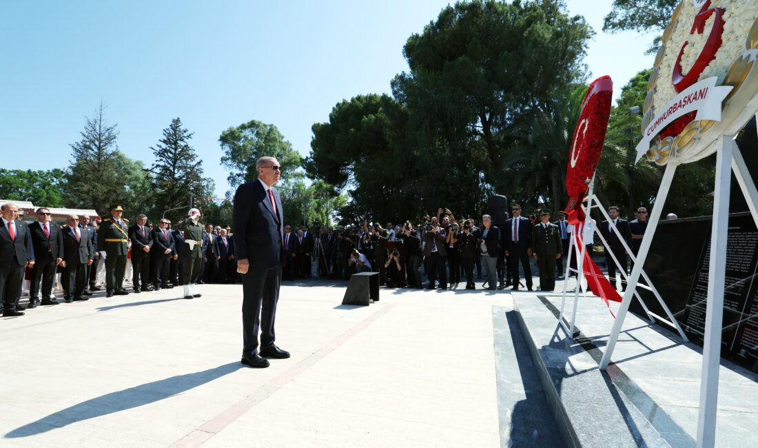 Cumhurbaşkanı Recep Tayyip Erdoğan, Lefkoşa’daki Atatürk Anıtı’na çelenk bıraktı. Cumhurbaşkanı