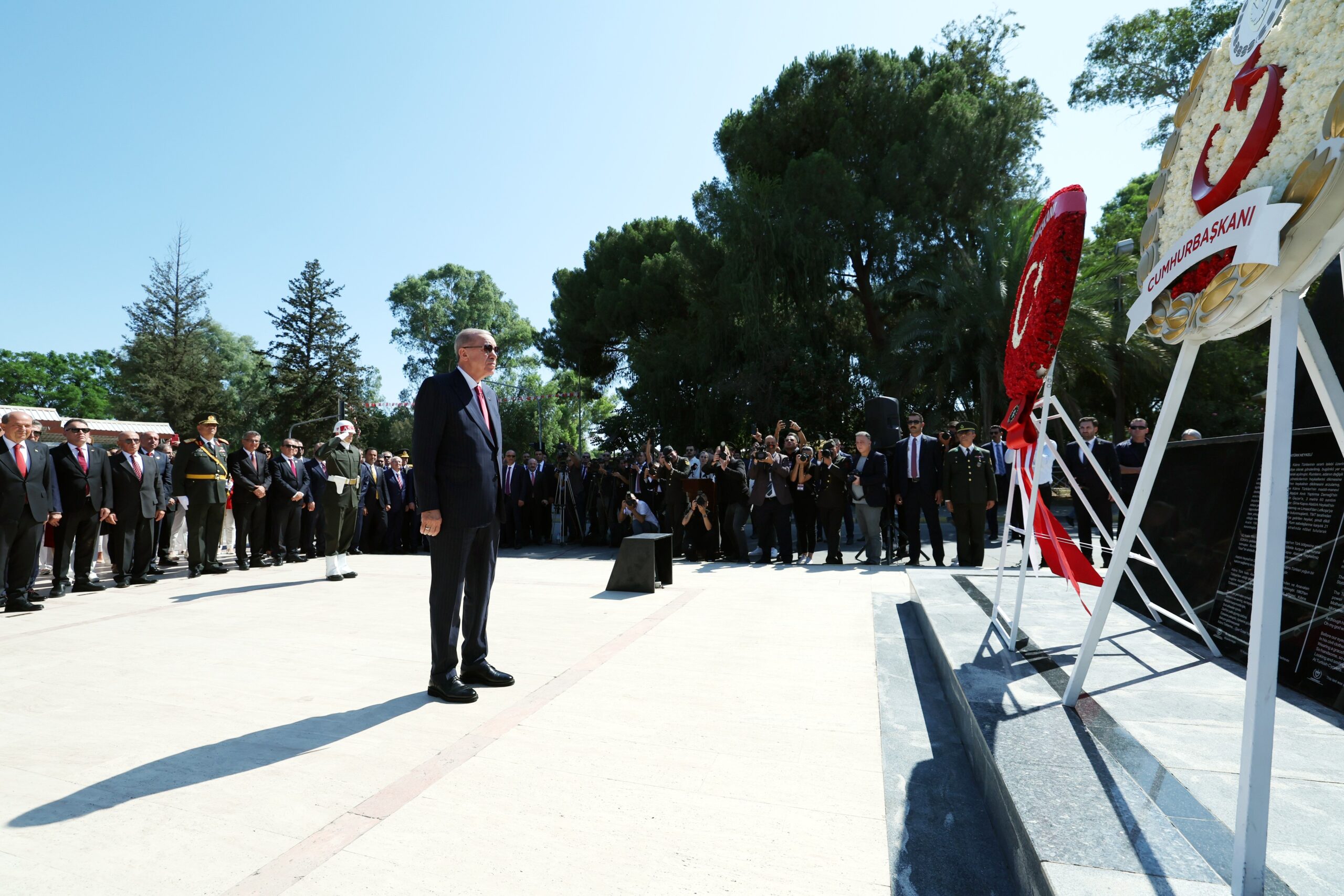 Cumhurbaşkanı Recep Tayyip Erdoğan, Lefkoşa’daki Atatürk Anıtı’na çelenk bıraktı. Cumhurbaşkanı