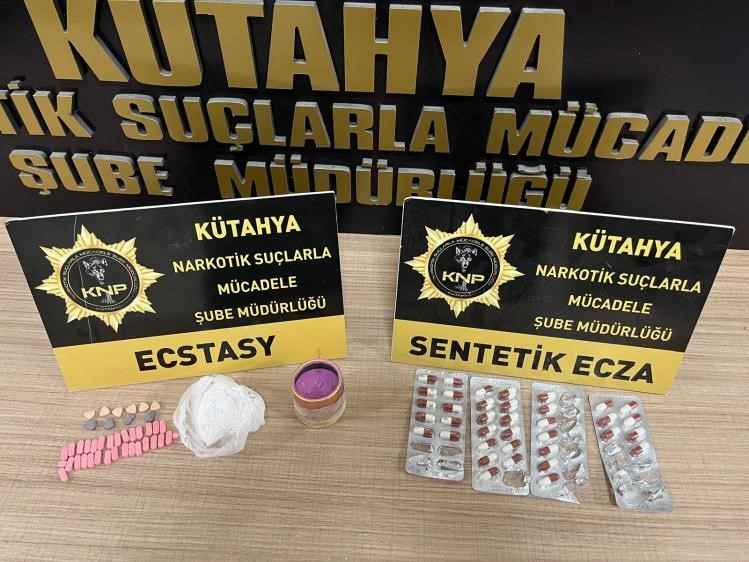 Kütahya’da çevreyolu üzerinde durdurulan araçta uyuşturucuyla yakalanan 2 şüpheli tutuklandı.