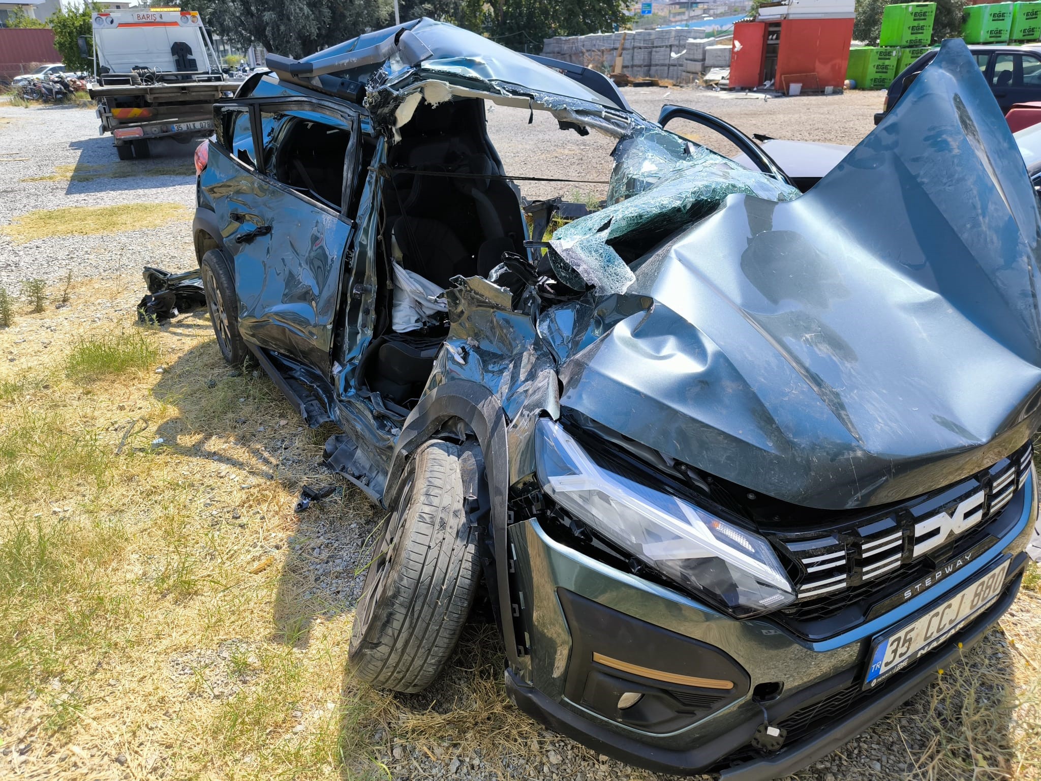 İzmir’de Türkiye Cumhuriyeti Devlet Demiryolları’na (TCDD) ait yolcu treni, hemzemin