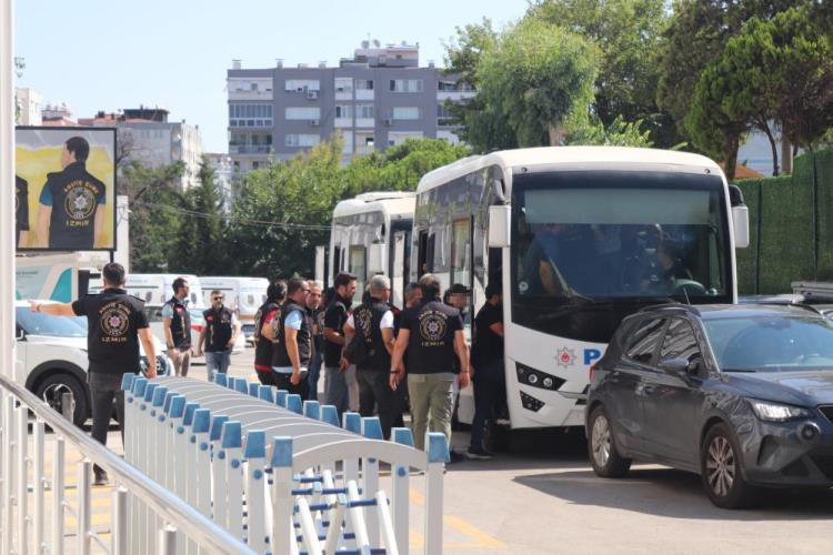 İzmir’in Konak ilçesinde yağmur sırasında elektrik akımına kapılan 2 kişinin