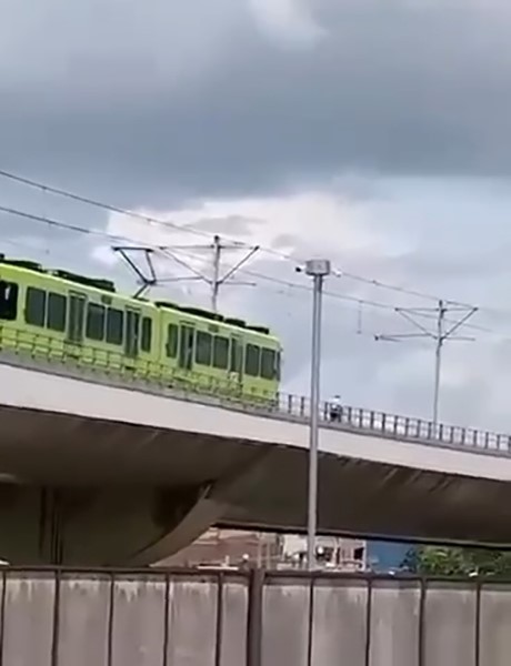 Bursa’da bir vatandaş, metro raylarında yürüyünce korku ve paniğe sebep