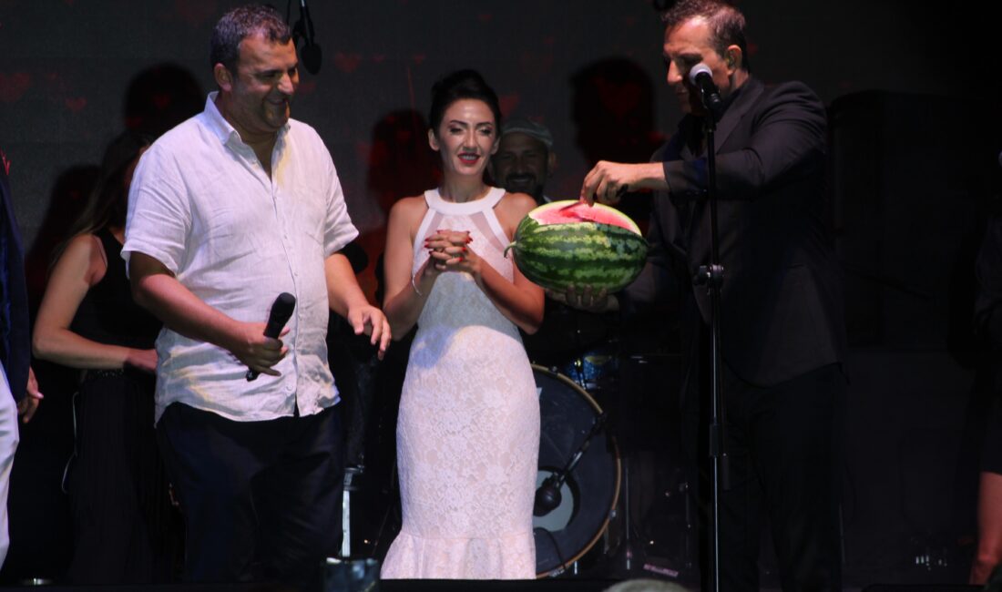 Tekirdağ’ın Süleymanpaşa ilçesinde belediye tarafından düzenlenen Karpuz Şenliği’nde ünlü sanatçı