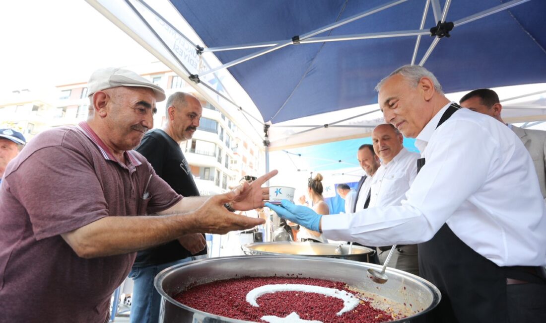 Küçükçekmece Belediyesi, Muharrem ayı dolayısıyla ilçede aşure dağıtımı gerçekleştirdi. Cennet