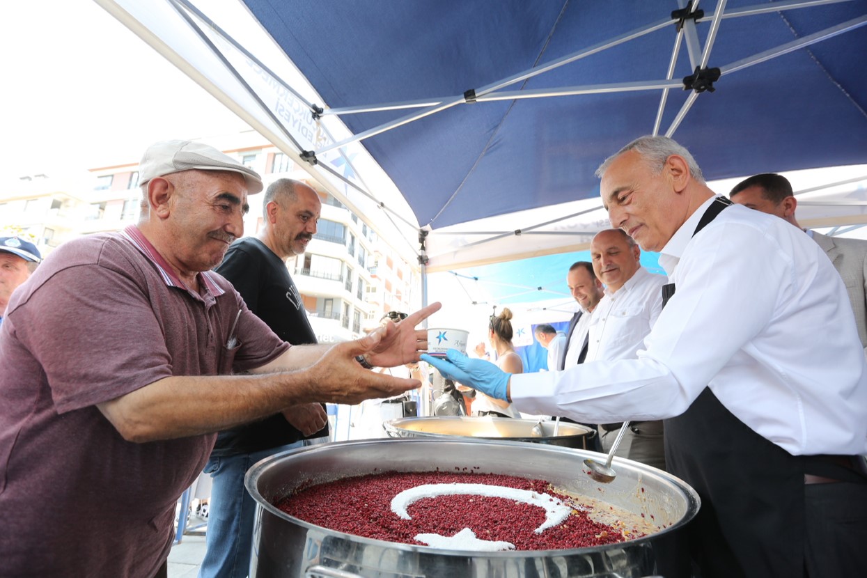 Küçükçekmece Belediyesi, Muharrem ayı dolayısıyla ilçede aşure dağıtımı gerçekleştirdi. Cennet