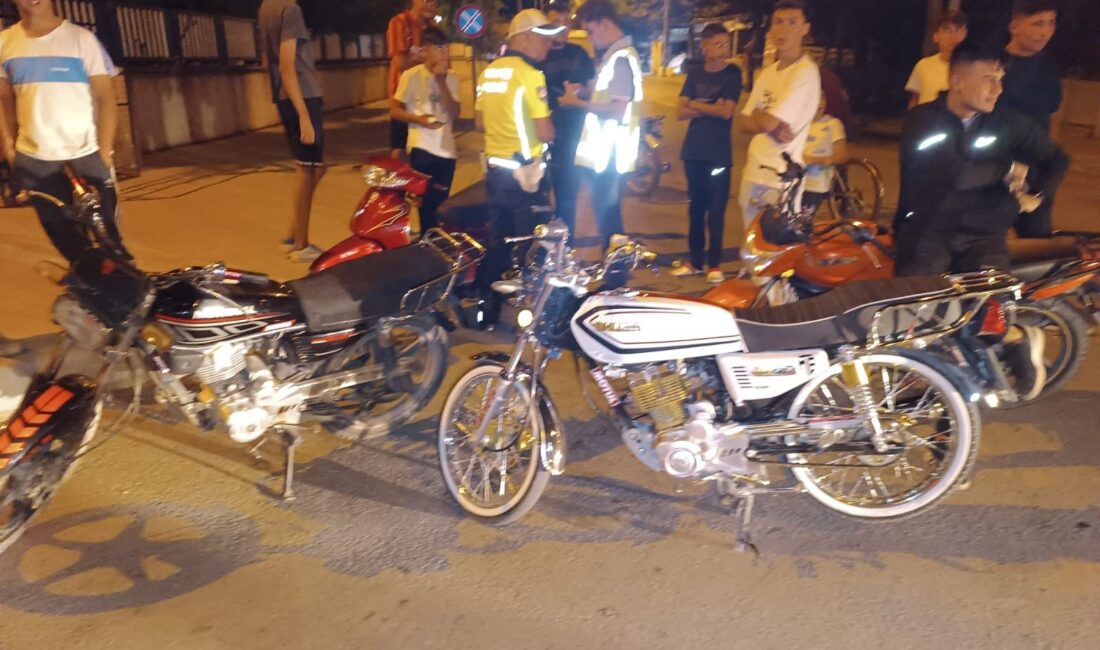 Motosiklet ve otomobil sürücülerine yönelik denetim Afyonkarahisar’ın Dinar ilçesinde polis tarafından motosiklet ve otomobil sürücülerine yönelik
