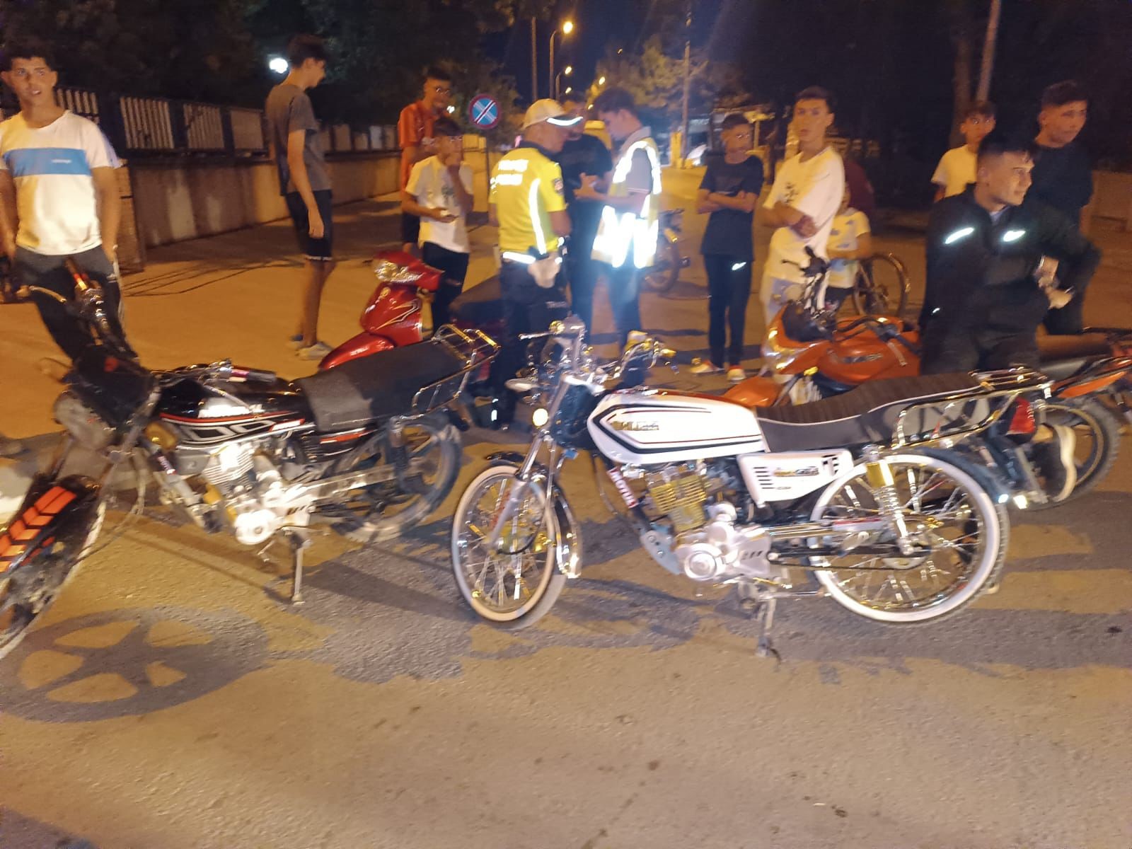 Afyonkarahisar’ın Dinar ilçesinde polis tarafından motosiklet ve otomobil sürücülerine yönelik