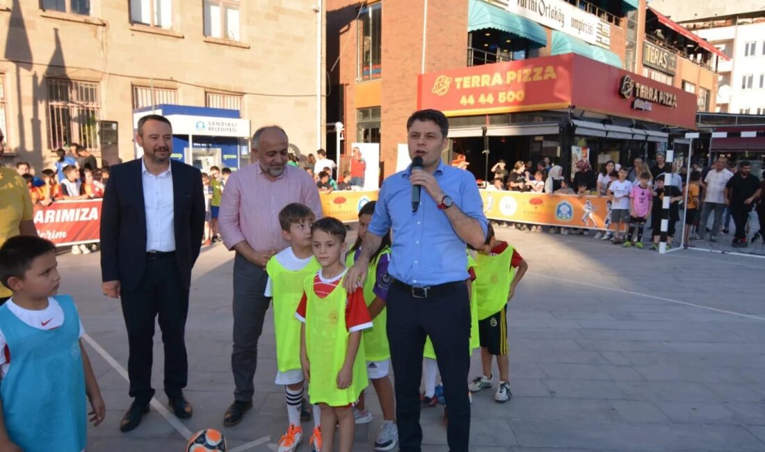 Geleneksel sokak futbolu turnuvası başladı Afyonkarahisar Sandıklı Kaymakamlığı himayelerinde Gençlik ve Spor İlçe Müdürlüğü ile