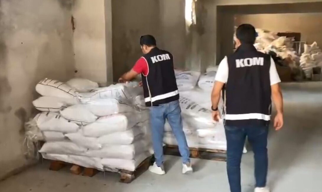 Deterjanın da sahtesini yaptılar, yurt dışına kaçıramadan yakalandılar Mersin polisinin yaptığı çalışmada tuz görünümlü torbalarda getirilerek paketleme yapılan