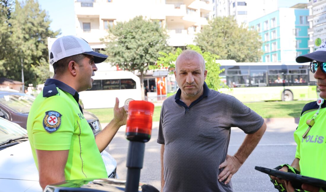Adana’da yayalara geçiş hakkı vermeyen sürücüleri trafik polisleri affetmedi. Cezai