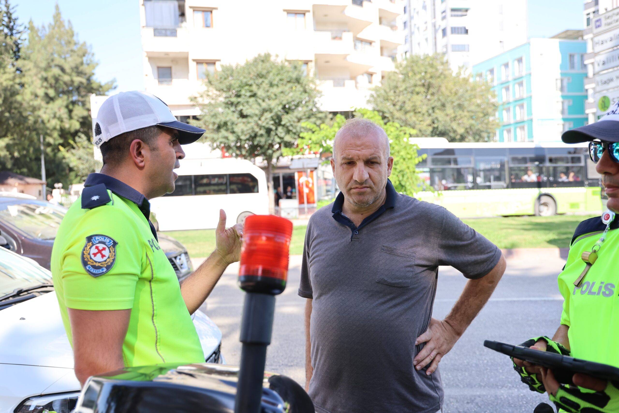 Adana’da yayalara geçiş hakkı vermeyen sürücüleri trafik polisleri affetmedi. Cezai