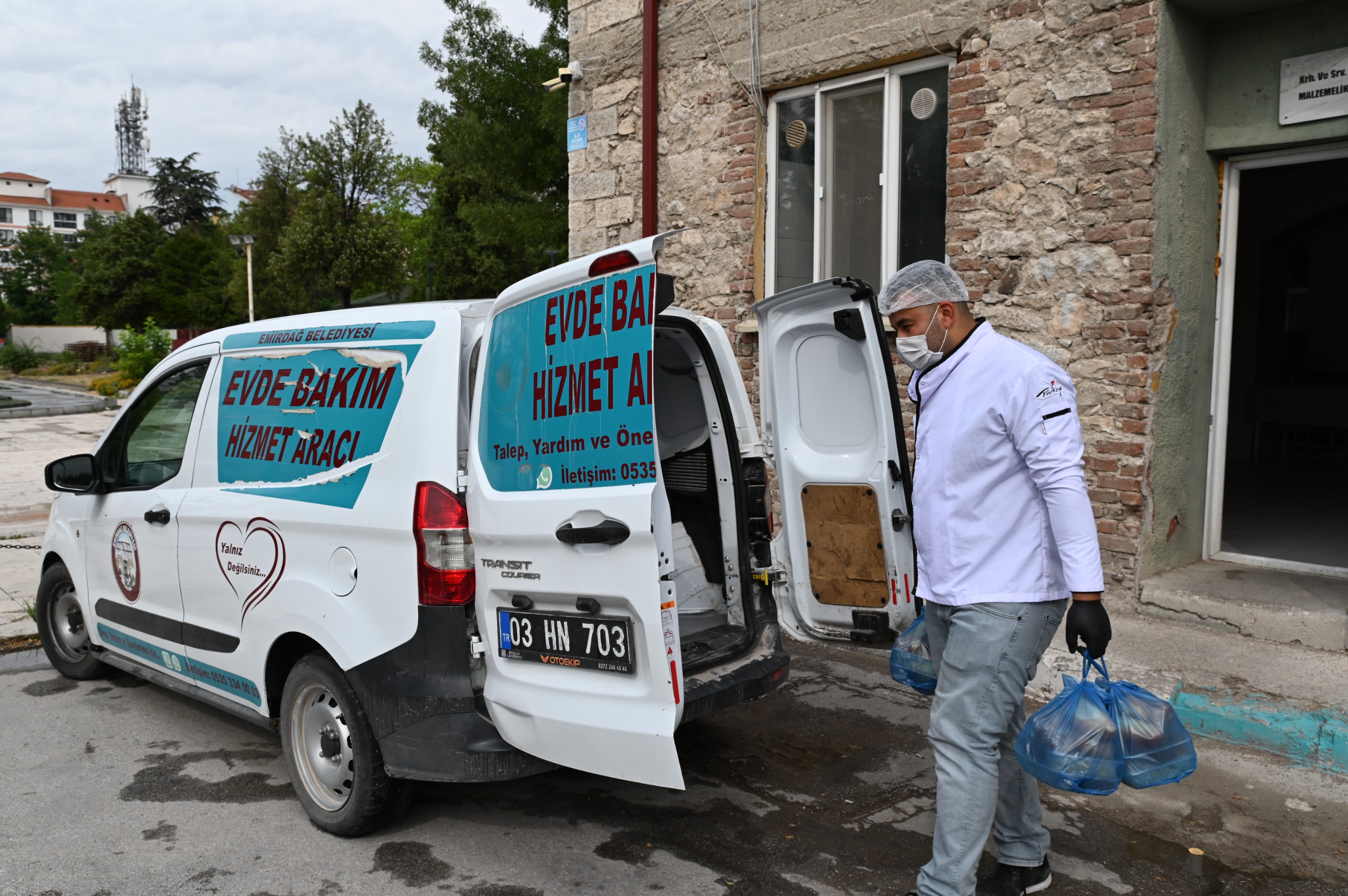 Emirdağ Belediyesi bünyesinde ihtiyaç sahibi ailelere yönelik sürdürülen aşevi hizmetiyle