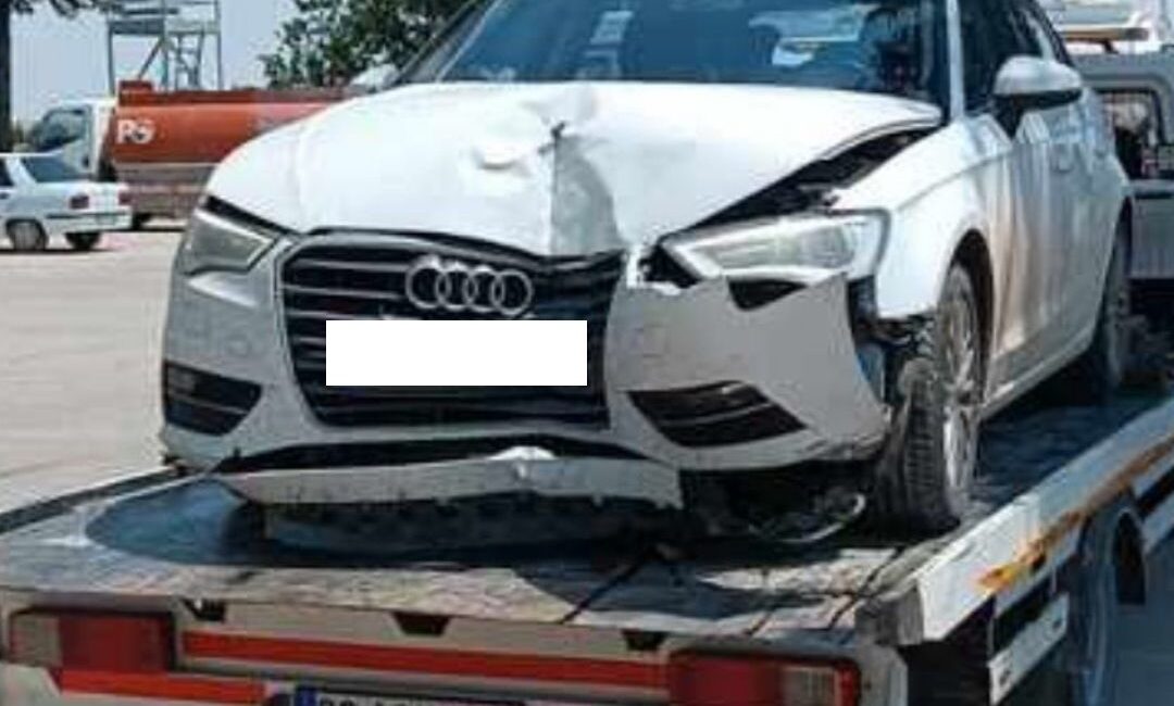 Afyonkarahisar’da kontrolden çıkarak duvara çarpan otomobilde biri çocuk 2 kişi