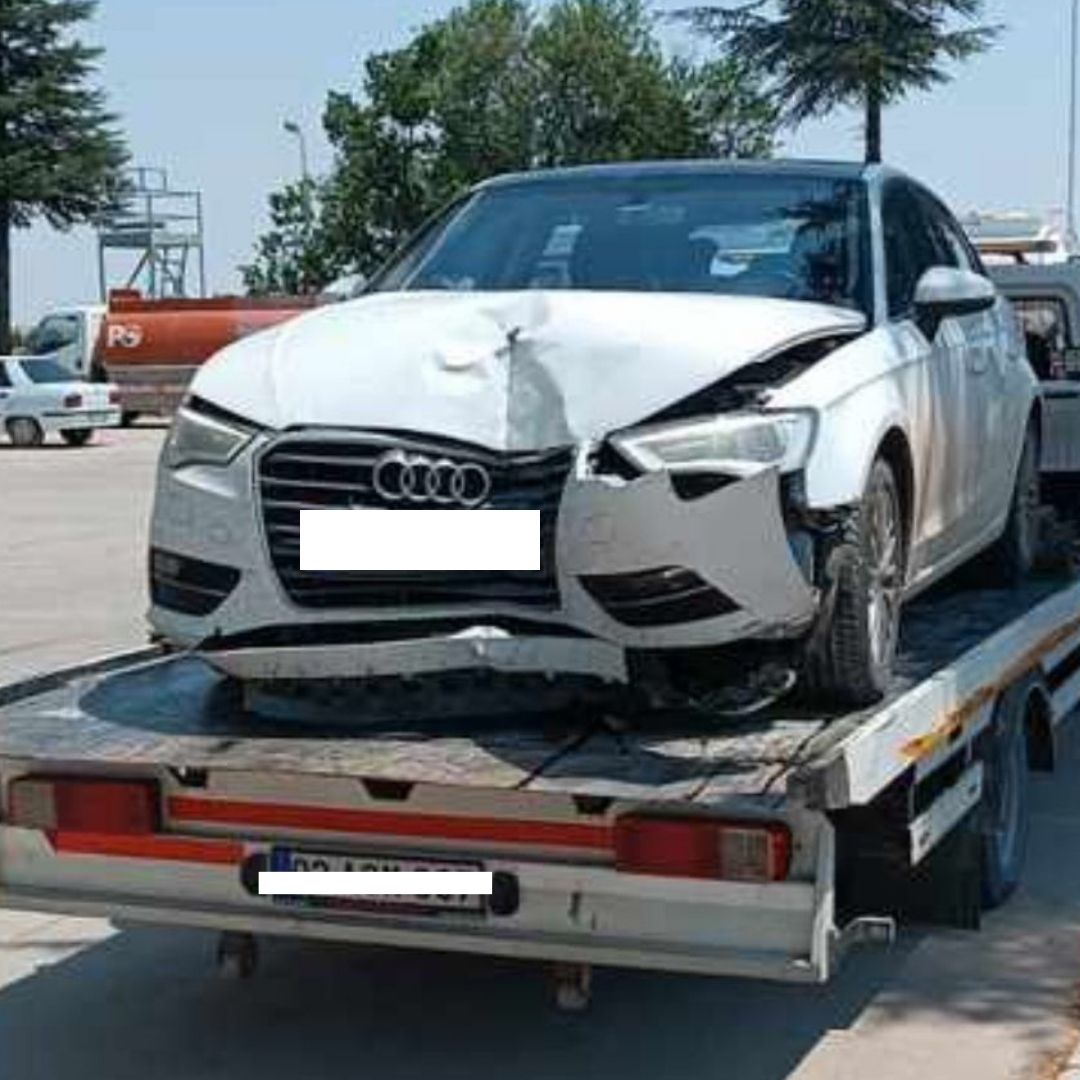 Afyonkarahisar’da kontrolden çıkarak duvara çarpan otomobilde biri çocuk 2 kişi