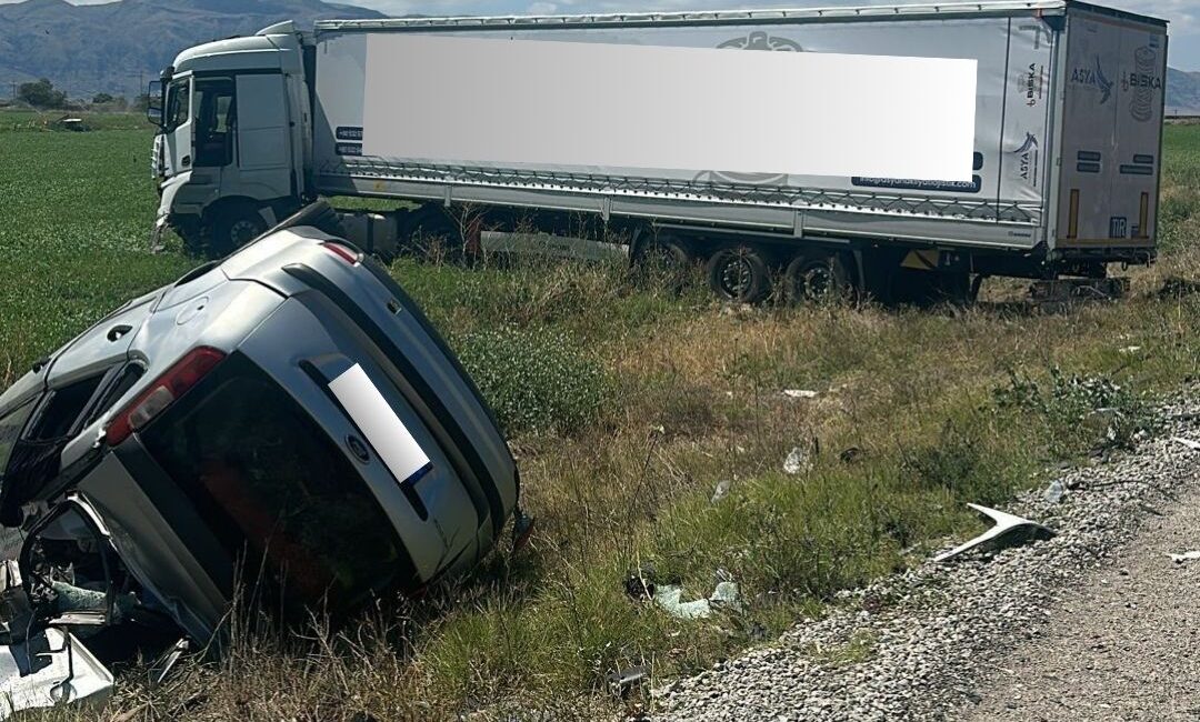 Afyonkarahisar’da tur ile çarpışan otomobilde anne ve baba olay yerinde