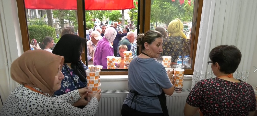 Afyonkarahisar’da geleneksel hale gelen aşure dağıtımı etkinlikleri sürüyor. 5 yıldır