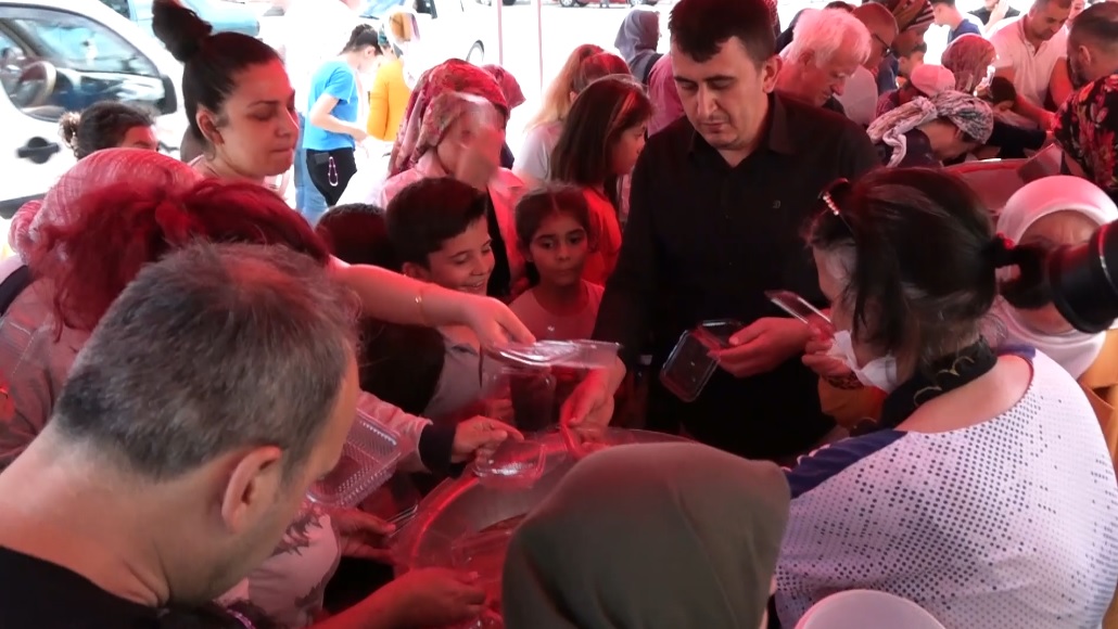 Afyonkarahisar Kanlıca Mahallesi Muhtarlığı tarafından aşure dağıtımı gerçekleştirildi. Kanlıca Mahallesi 