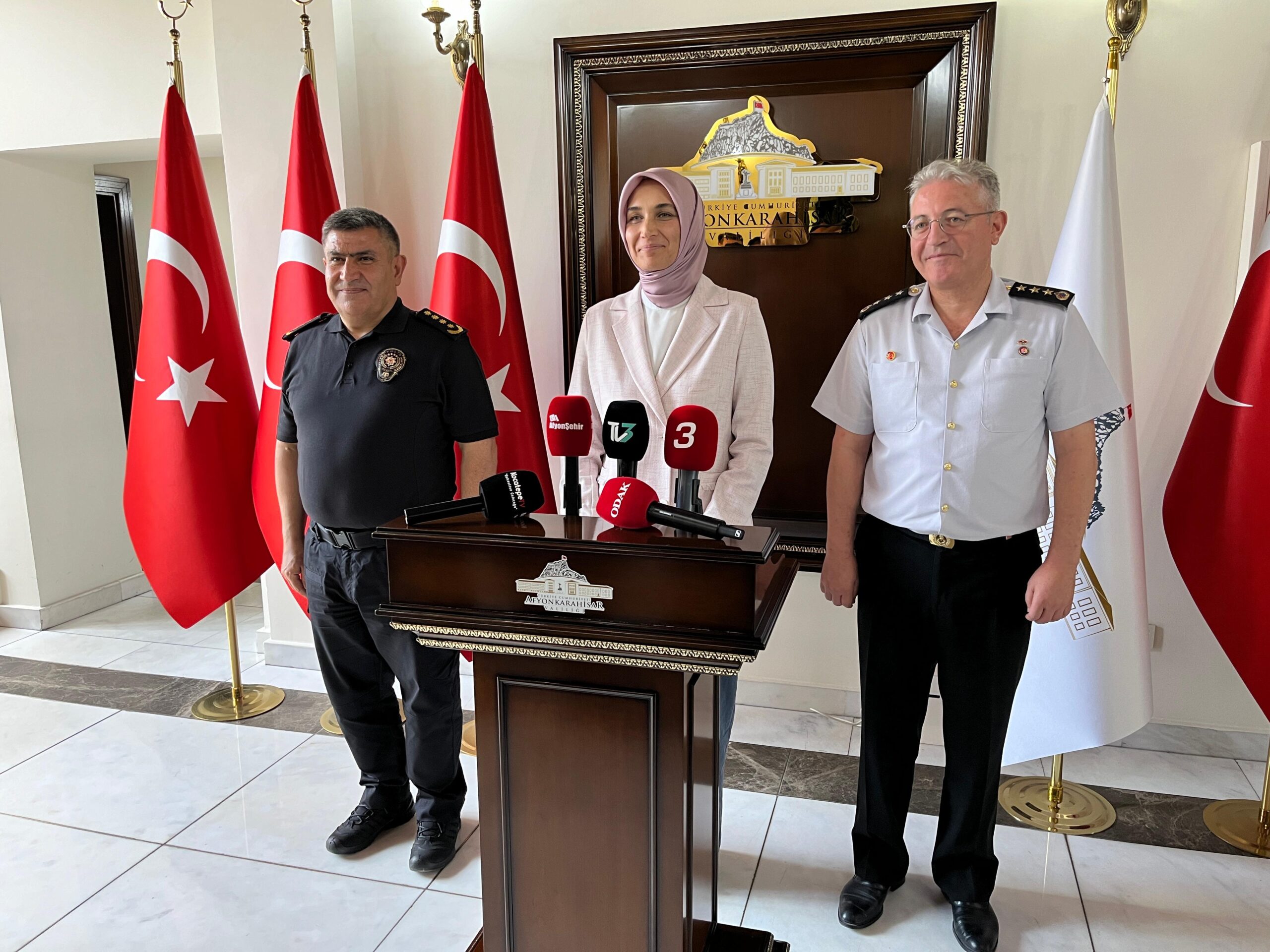 Afyonkarahisar Valisi Doç. Dr. Kübra Güran Yiğitbaşı, İl Emniyet Müdürü