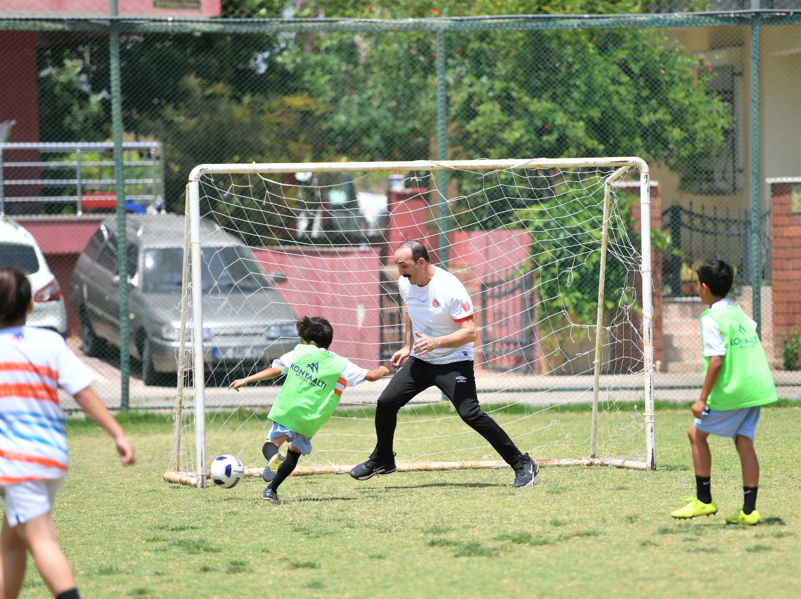 Konyaaltı Belediyesi’nin açacağı Yaz Spor Okulları için kayıtlar başladı. Tenis,