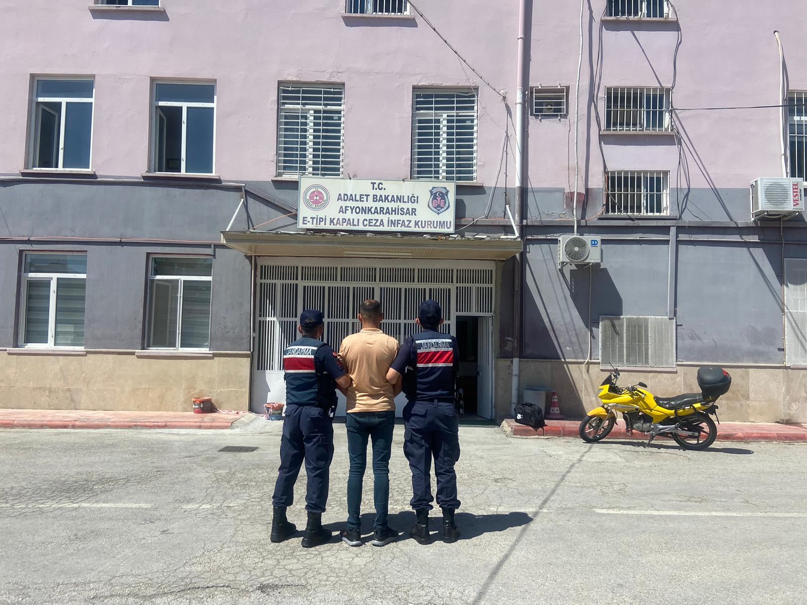 Afyonkarahisar İl Jandarma Komutanlığı tarafından gerçekleştirilen operasyonda, aranan bir şahıs