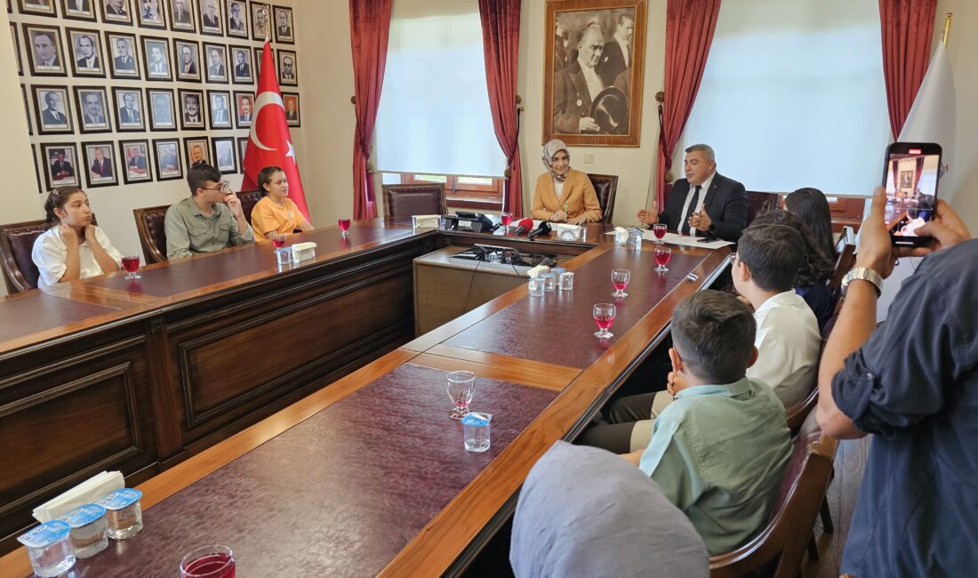 Afyonkarahisar’ın şampiyonları Vali Kübra Güran Yiğitbaşı ile buluştu. Liselere geçiş