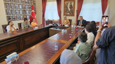 Afyonkarahisar’ın şampiyonları Vali Kübra Güran Yiğitbaşı ile buluştu. Liselere geçiş