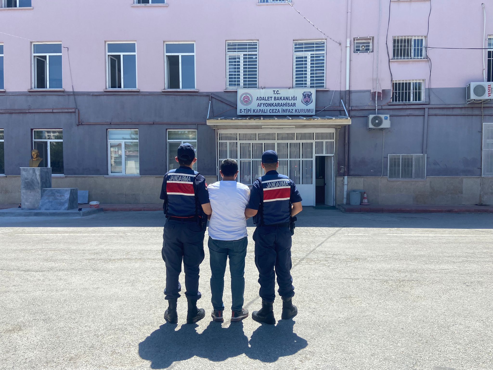 Afyonkarahisar İl Jandarma Komutanlığınca, aranan şahısların tespiti ve yakalanmasına yönelik