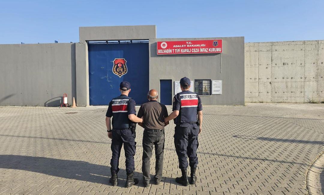 Afyonkarahisar’da Banka Dolandırıcısı Yakalandı! Afyonkarahisar İl Jandarma Komutanlığı ekipleri, aranan şahısların yakalanması için gerçekleştirdikleri