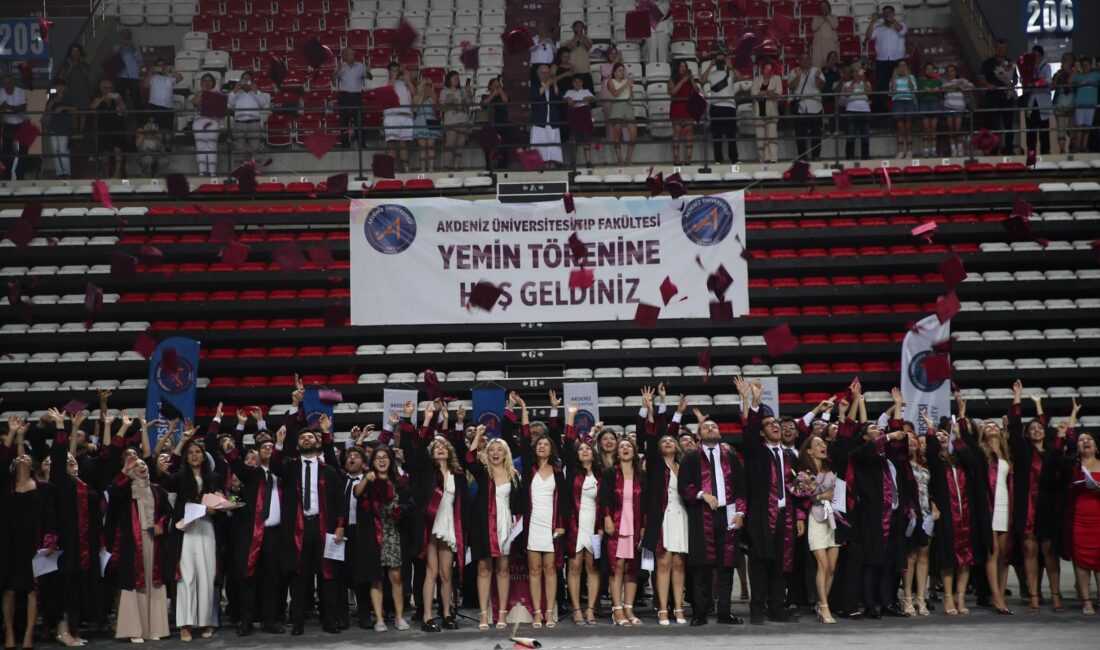 Akdeniz Üniversitesi Tıp Fakültesi’nde 293 öğrenci yemin ederek hekimlik mesleğine