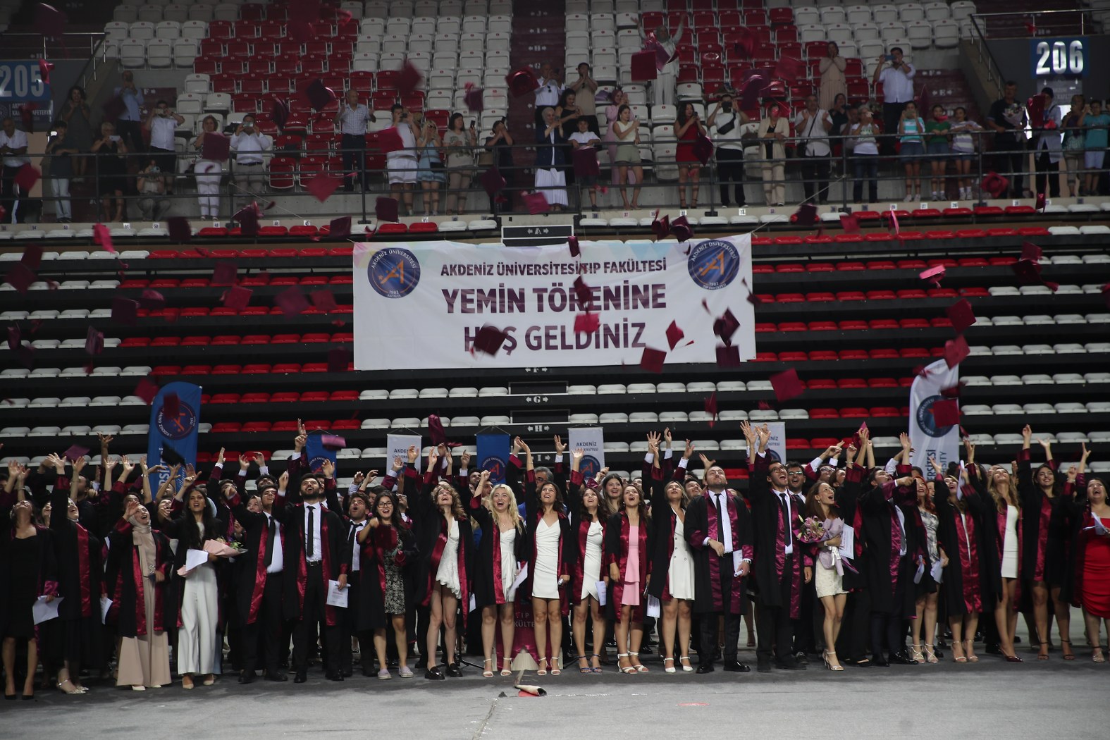Akdeniz Üniversitesi Tıp Fakültesi’nde 293 öğrenci yemin ederek hekimlik mesleğine