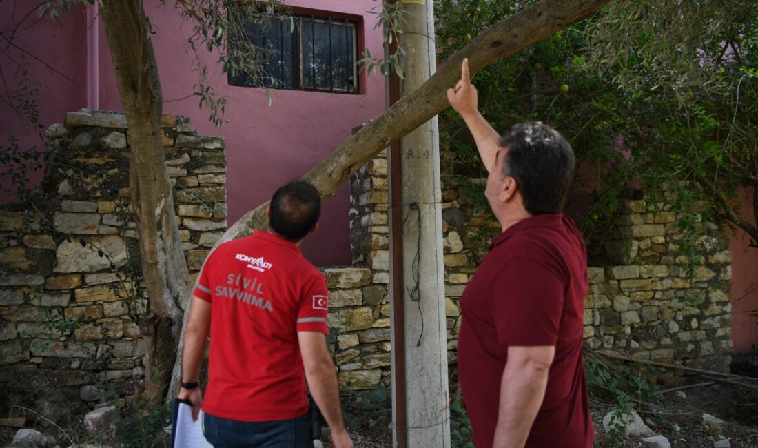     Antalya Konyaaltı Belediyesi ekipleri, orman yangınlarına neden olabilecek