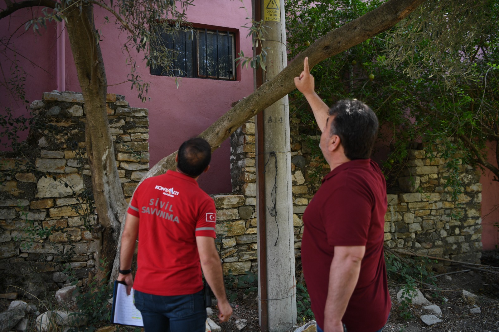     Antalya Konyaaltı Belediyesi ekipleri, orman yangınlarına neden olabilecek