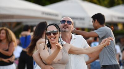 Konyaaltı Belediyesi, hafta sonunda vatandaşları yoga ve dansla buluşturdu. 23