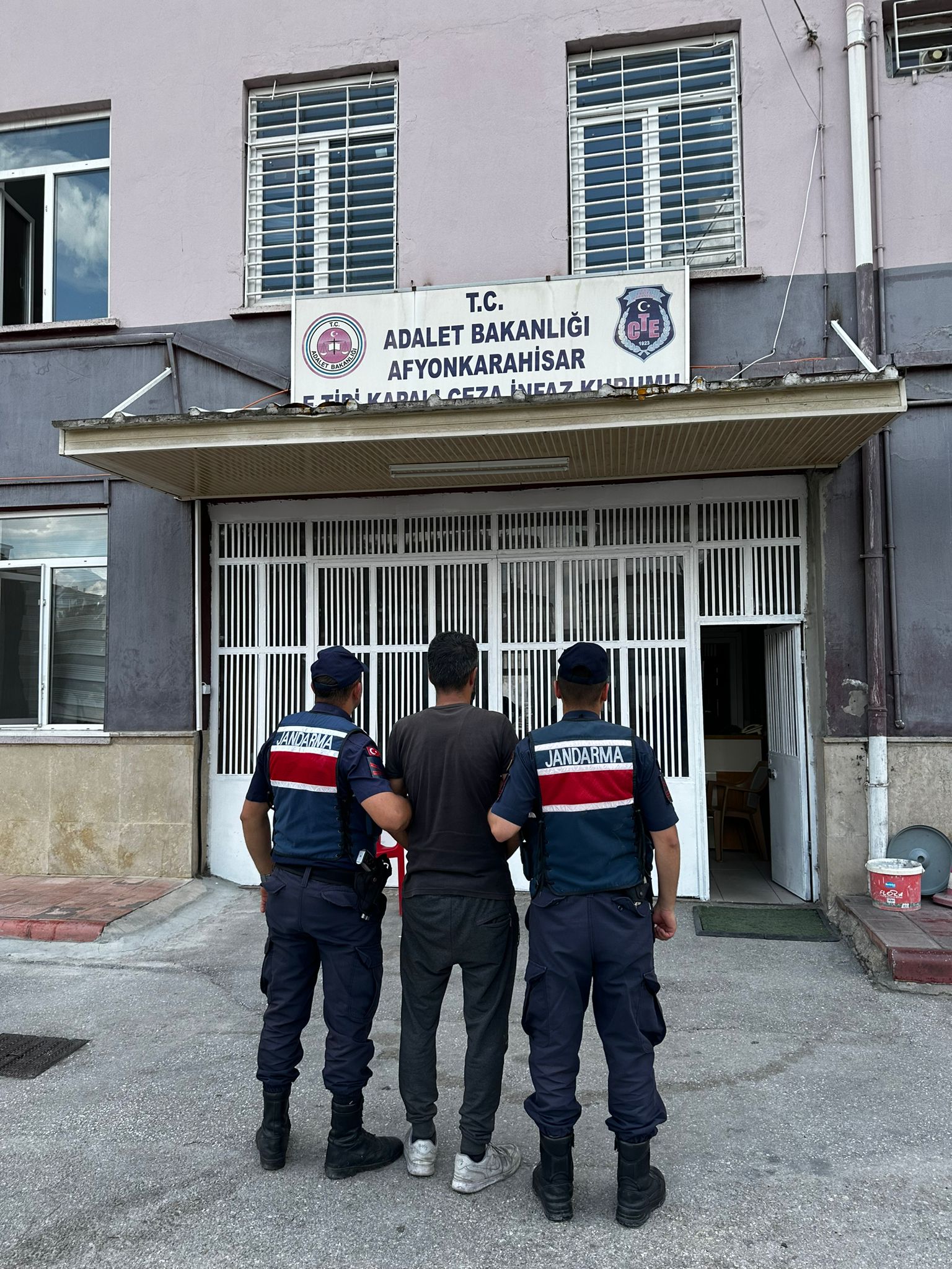 Afyonkarahisar İl Jandarma Komutanlığınca, aranan şahısların tespiti ve yakalanmasına yönelik