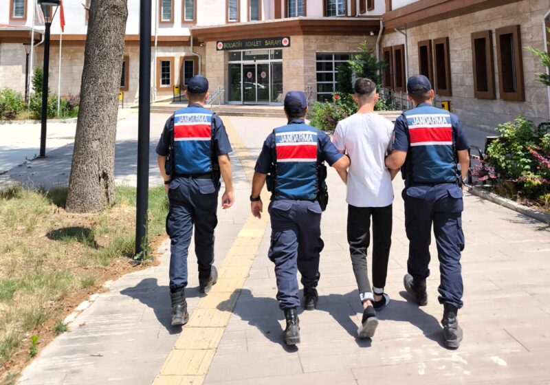 Afyonkarahisar İl Jandarma Komutanlığı ekipleri, aranan şahısların tespiti ve yakalanmasına