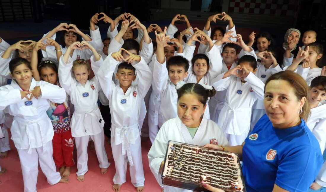 Yaz tatilini spor disiplininde geçiren Kepez Belediyesi Spor Kulübü kursiyerleri,