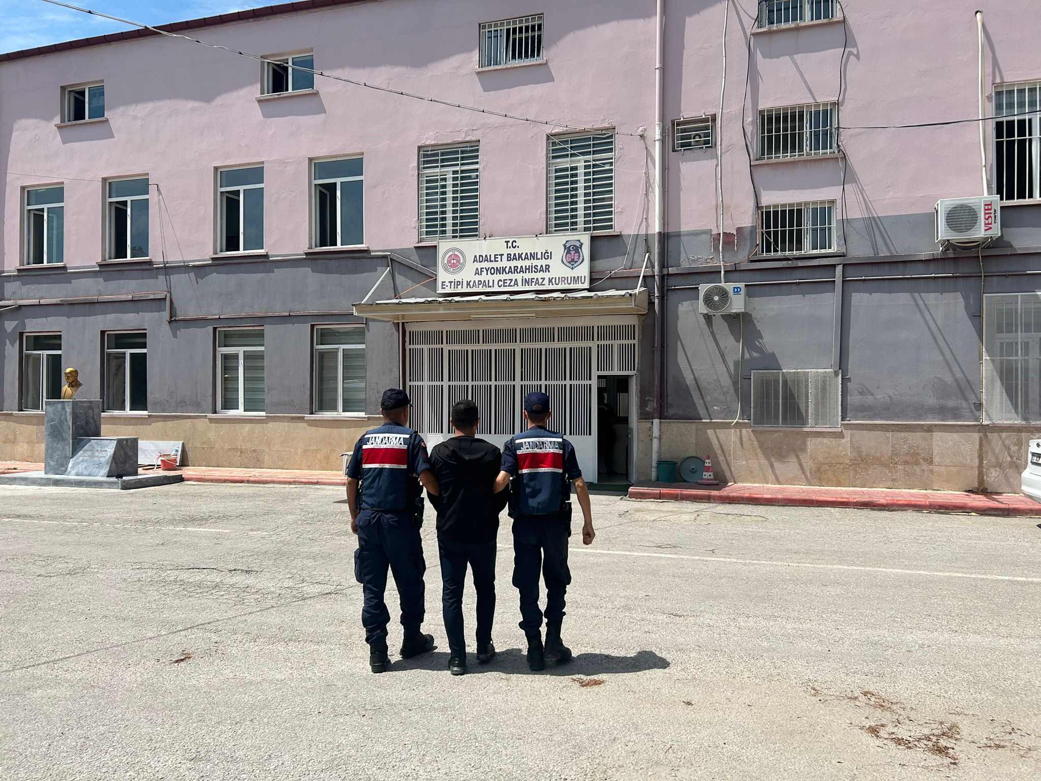 Afyonkarahisar İl Jandarma Komutanlığınca, aranan şahısların tespiti ve yakalanmasına yönelik