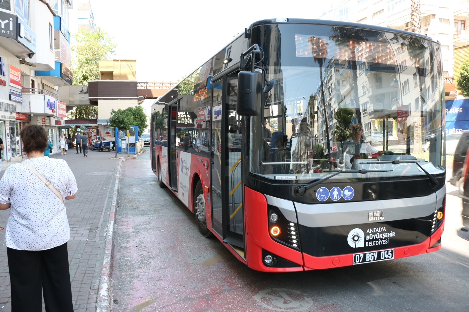 Antalya Büyükşehir Belediyesi’ne ait resmi plakalı toplu ulaşım araçları ve