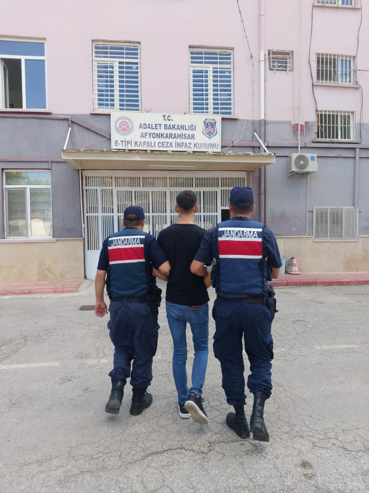 Afyonkarahisar İl Jandarma Komutanlığınca, aranan şahısların tespiti ve yakalanmasına yönelik