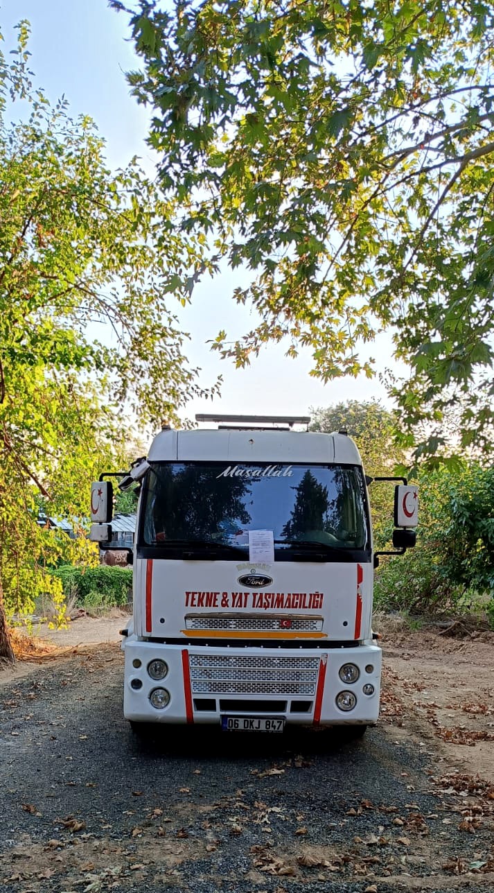 Antalya’da Muratpaşa Belediyesi’nin halka açtığı Bambus plajında, belediye çalışmalarını engellemek