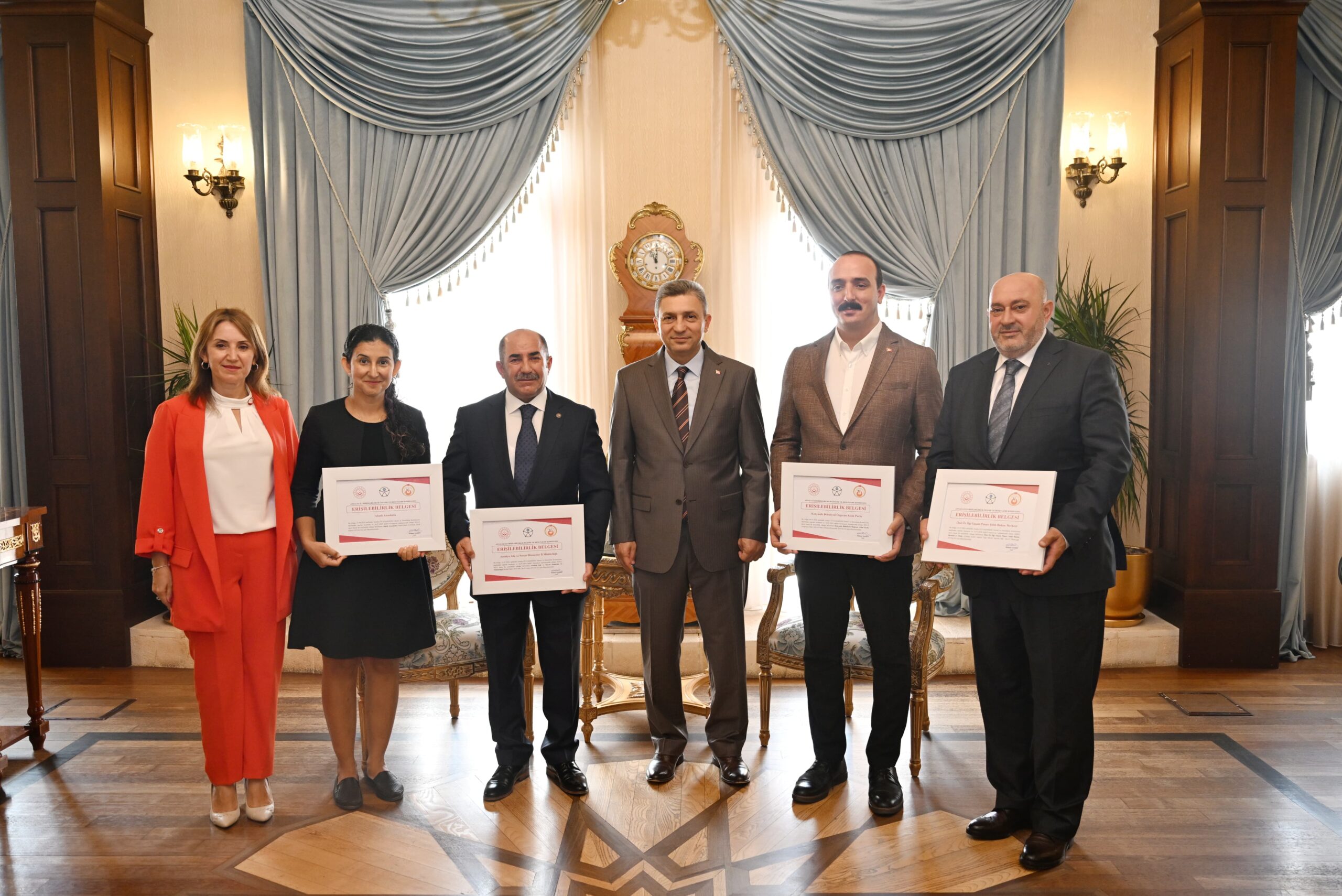 Antalya engelli vatandaşlara sunulan hizmetlerin erişilebilirliğini artırmaya yönelik çalışmalarıyla Türkiye