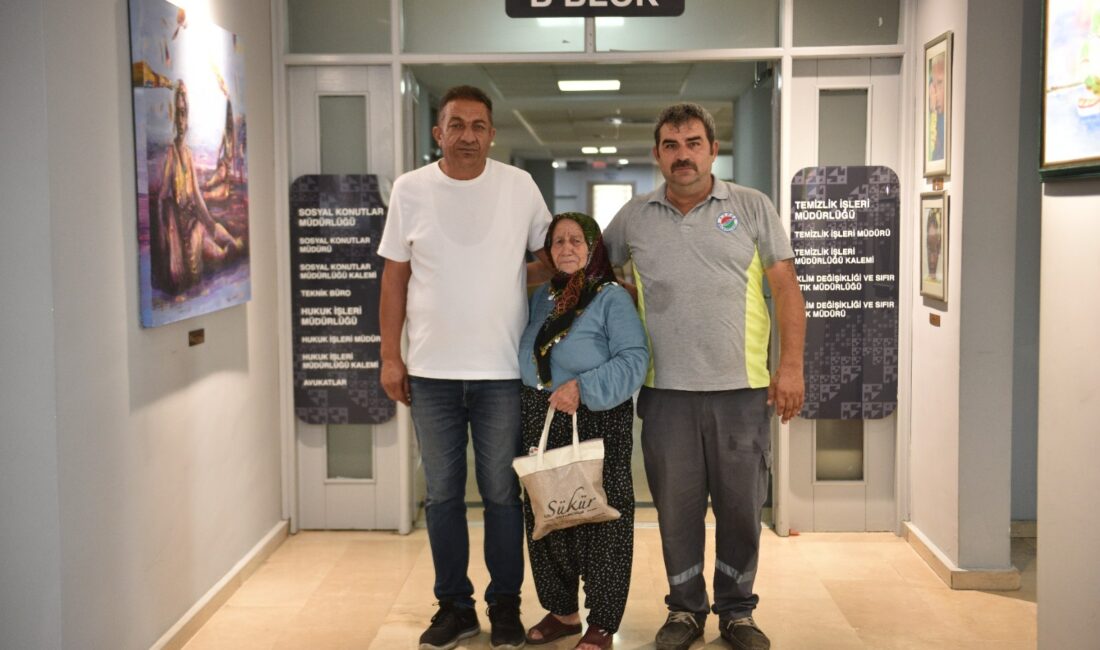 Antalya Kepez Belediyesi Temizlik İşleri Müdürlüğü personeli Özkan Koçak,  sokakta