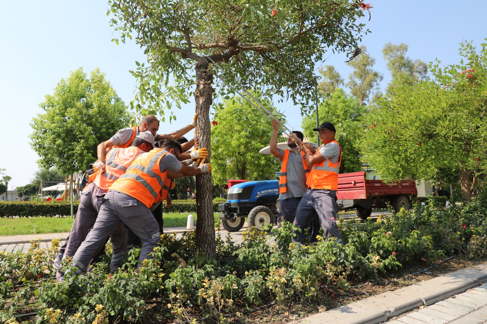   Antalya Büyükşehir Belediyesi, kuvvetli fırtına ve yağışın neden olduğu