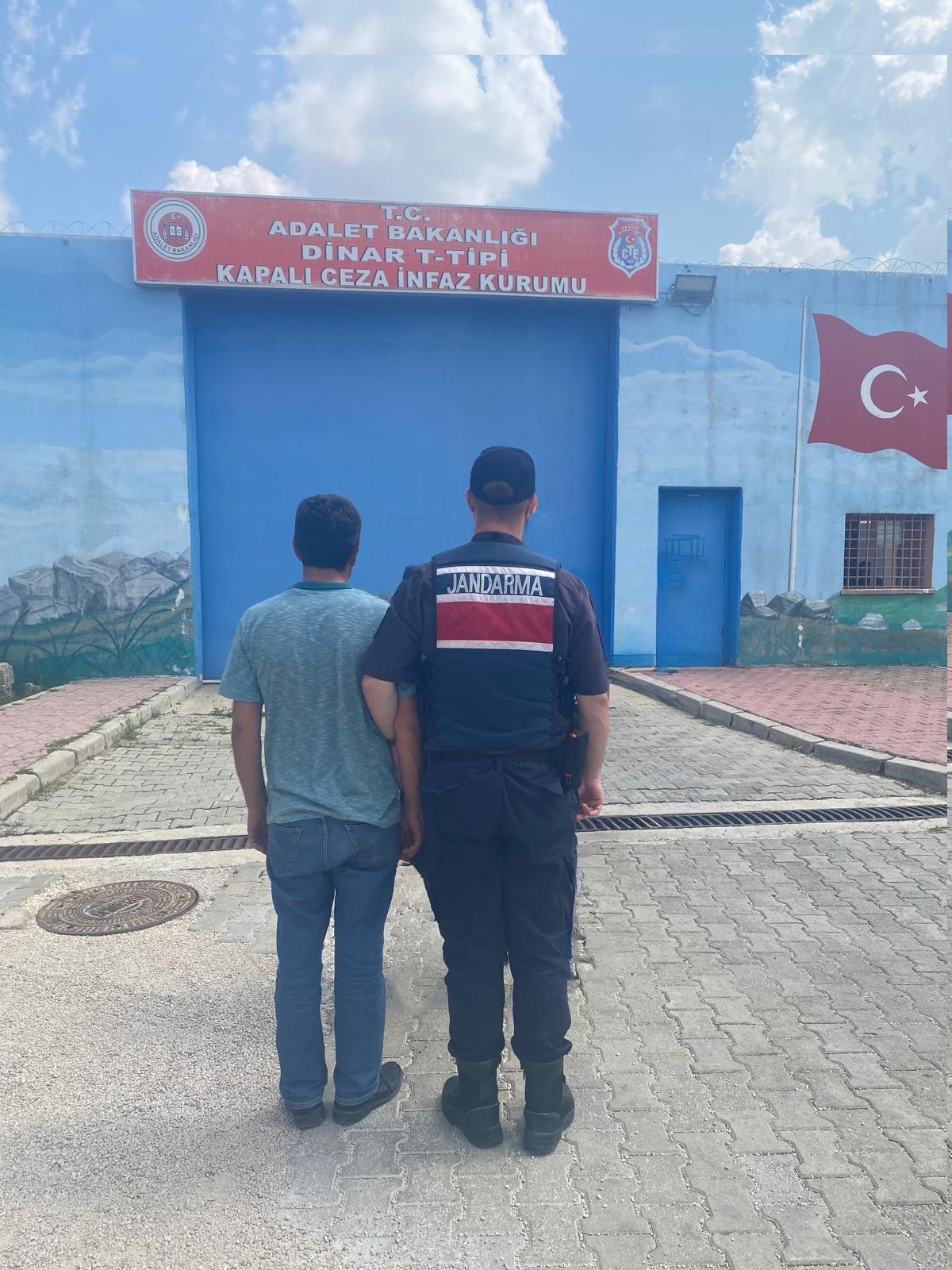 Afyonkarahisar İl Jandarma Komutanlığınca, aranan şahısların tespiti ve yakalanmasına yönelik
