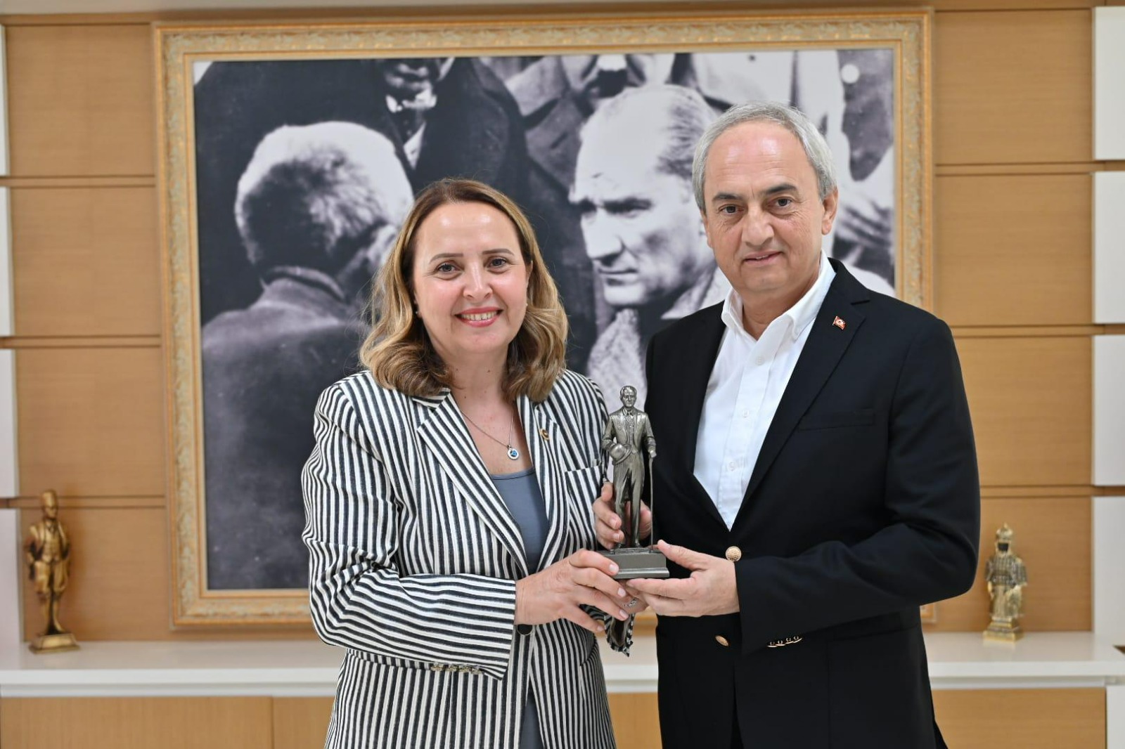 Antalya Kepez Belediye Başkanı Mesut Kocagöz’e nezaket ziyaretinde bulunan CHP