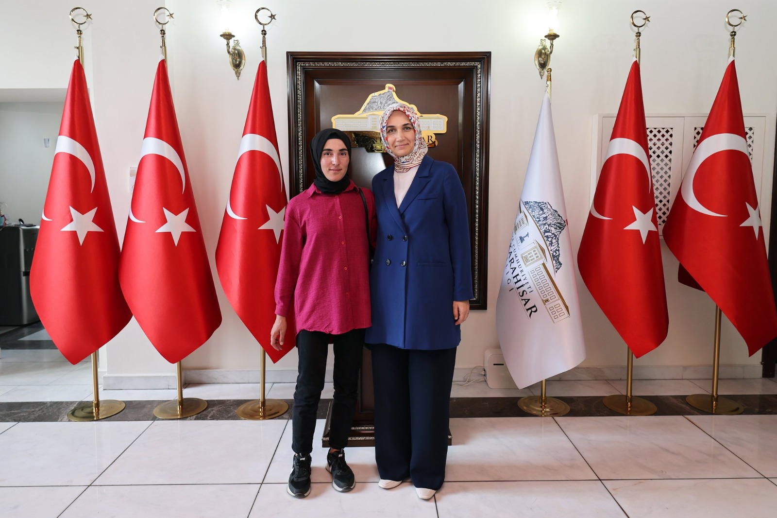 Afyonkarahisar Valisi Doç. Dr. Kübra Güran Yiğitbaşı, TV8 ekranlarında yayınlanan
