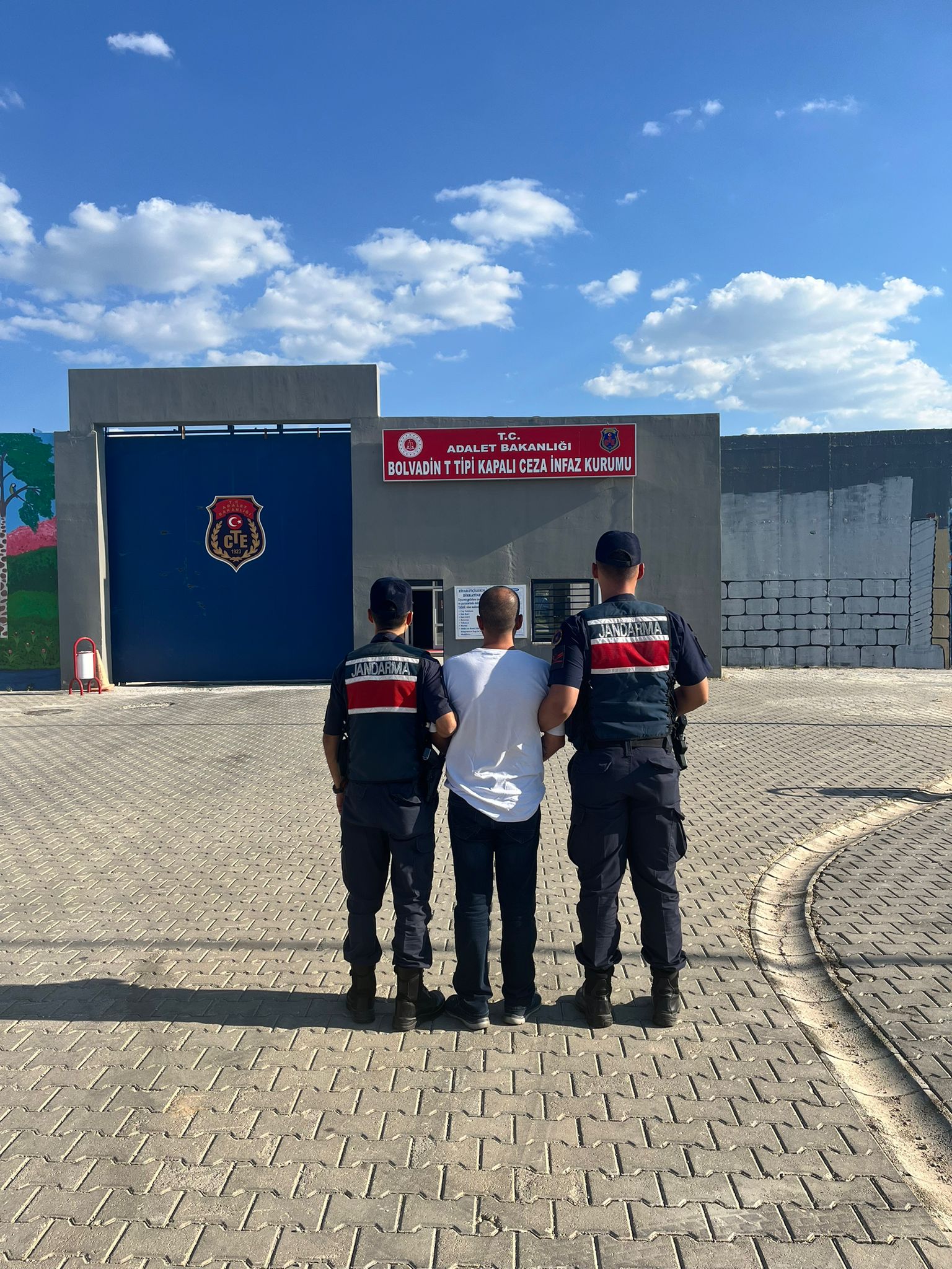 Afyonkarahisar İl Jandarma Komutanlığınca, aranan şahısların tespiti ve yakalanmasına yönelik